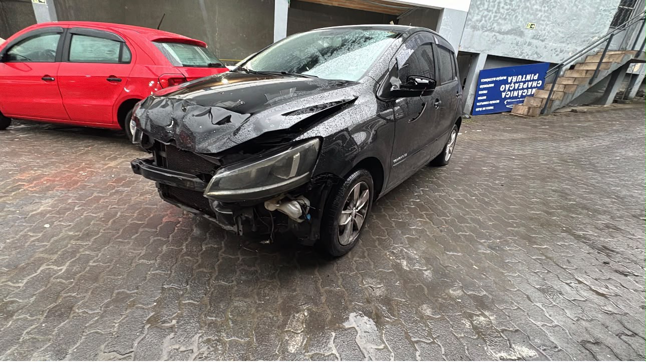 Volkswagen Fox com danos na dianteira antes do reparo